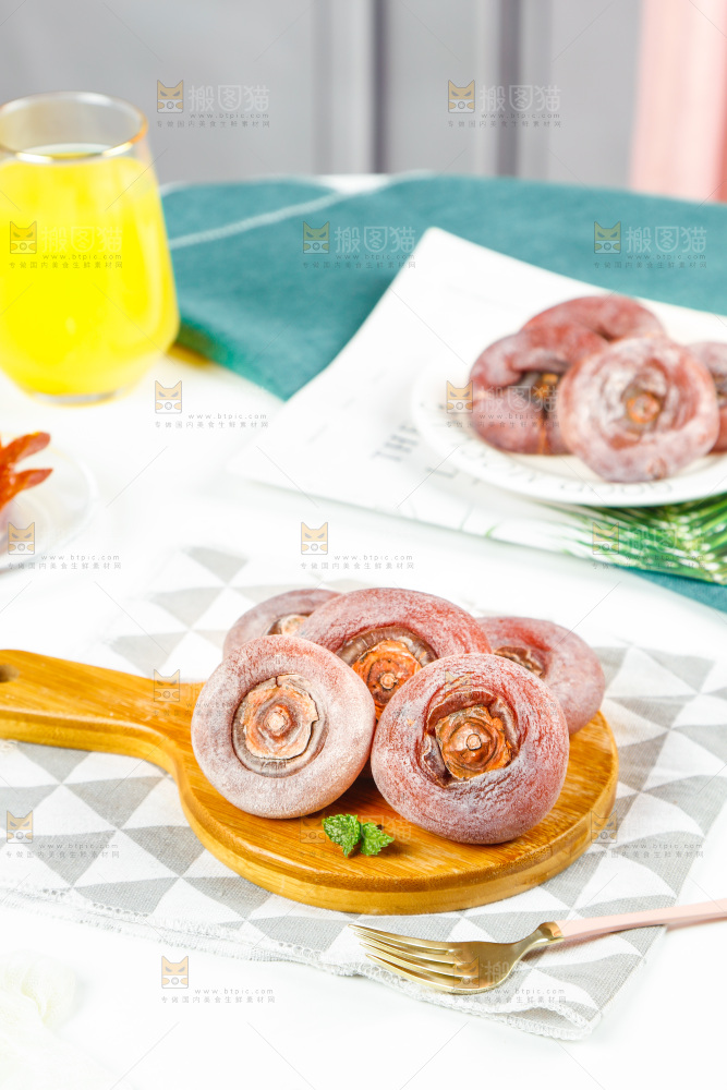 木盘上的霜降流心柿饼