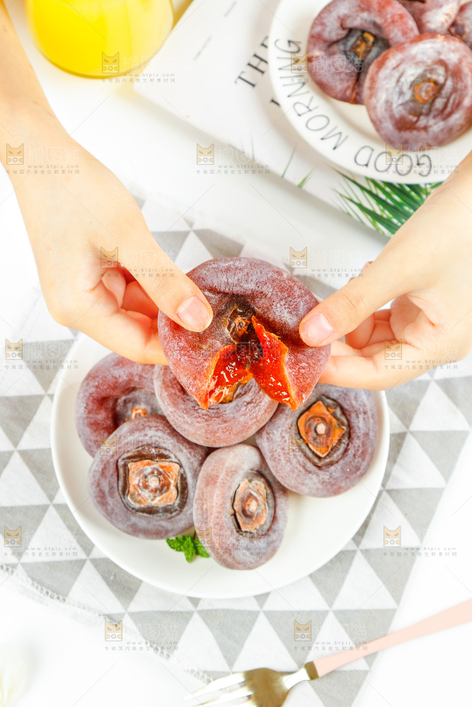 手里拿着流心柿饼