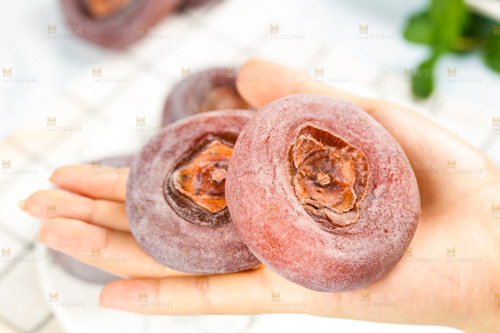 手里放着流心柿饼