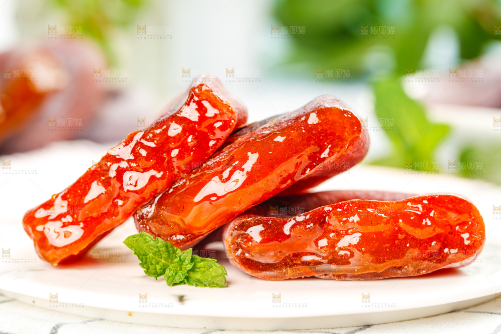 盘子里的霜降流心柿饼