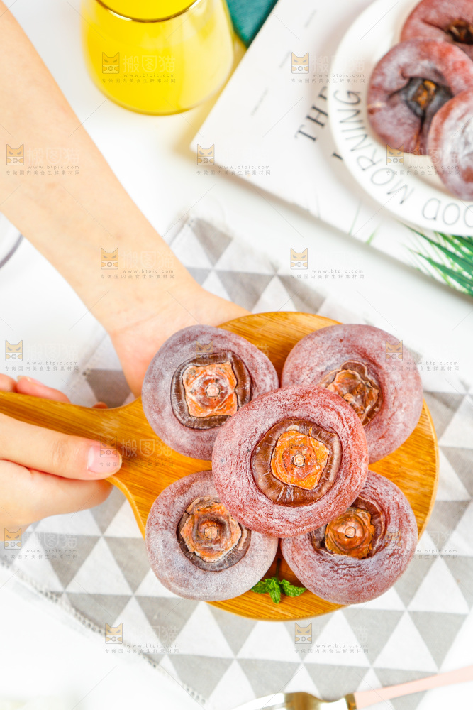 木盘上的霜降流心柿饼