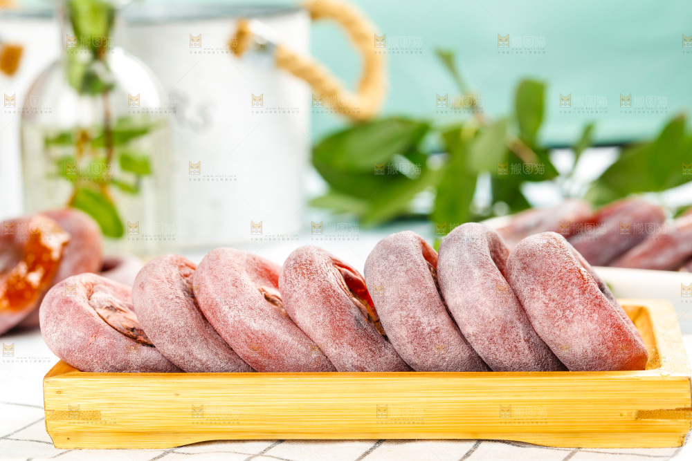 木盘里的霜降流心柿饼