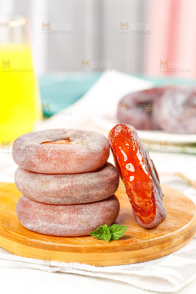木盘上的霜降流心柿饼