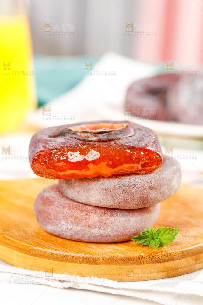 木盘上的霜降流心柿饼