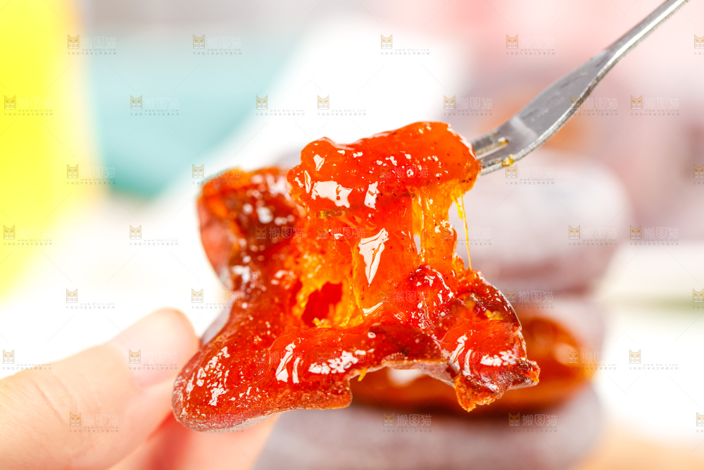 叉子插着流心柿饼