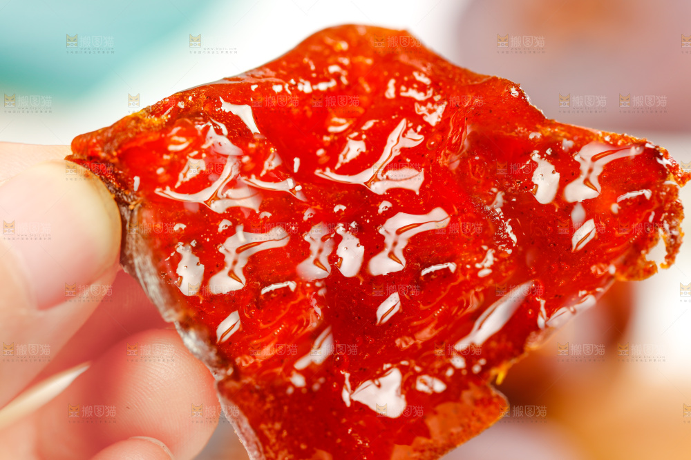 手里拿着流心柿饼