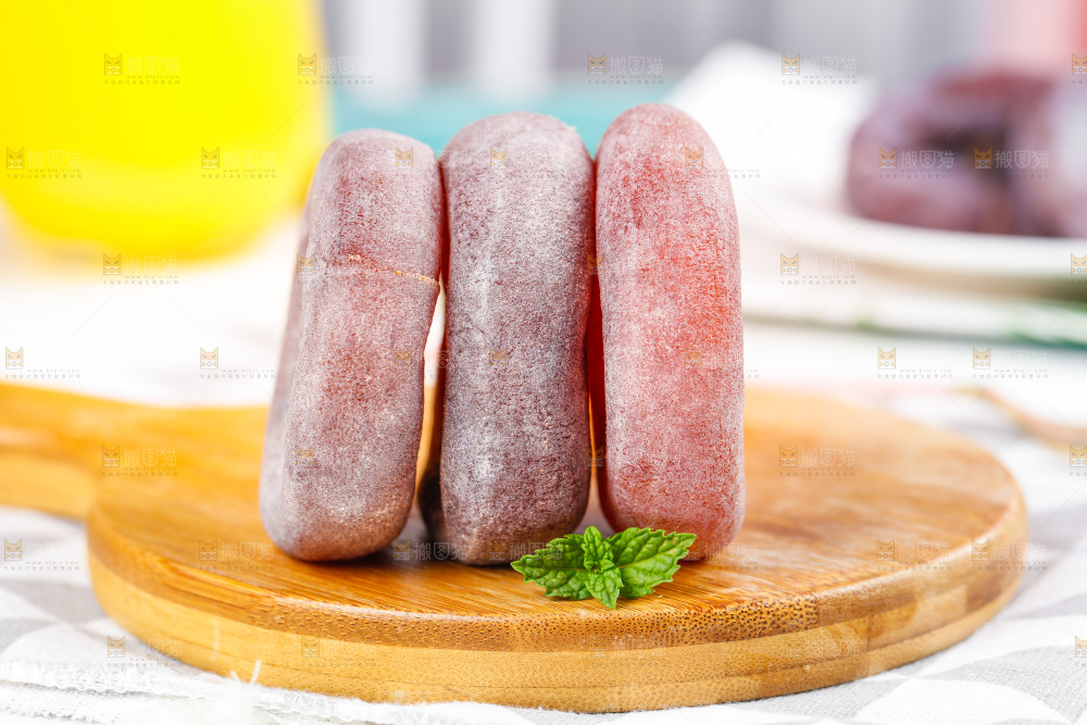 木盘上的霜降流心柿饼