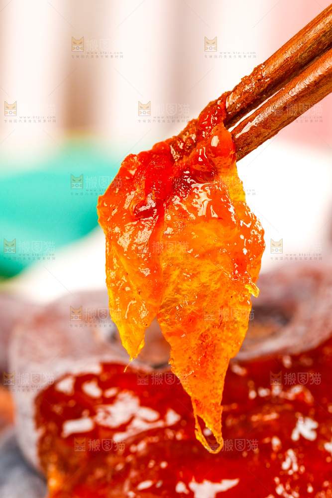 筷子上的流心柿子肉