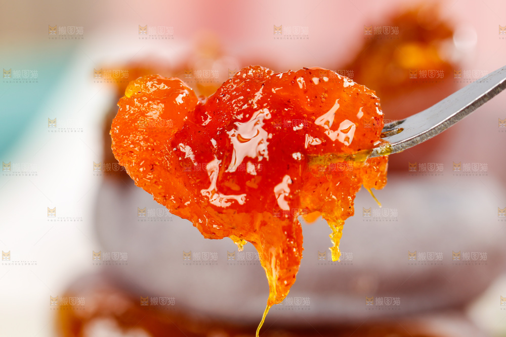 叉子插着流心柿饼