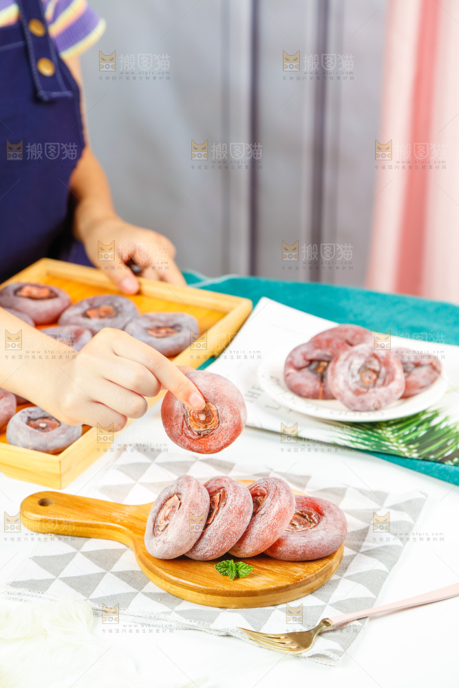 手里拿着流心柿饼