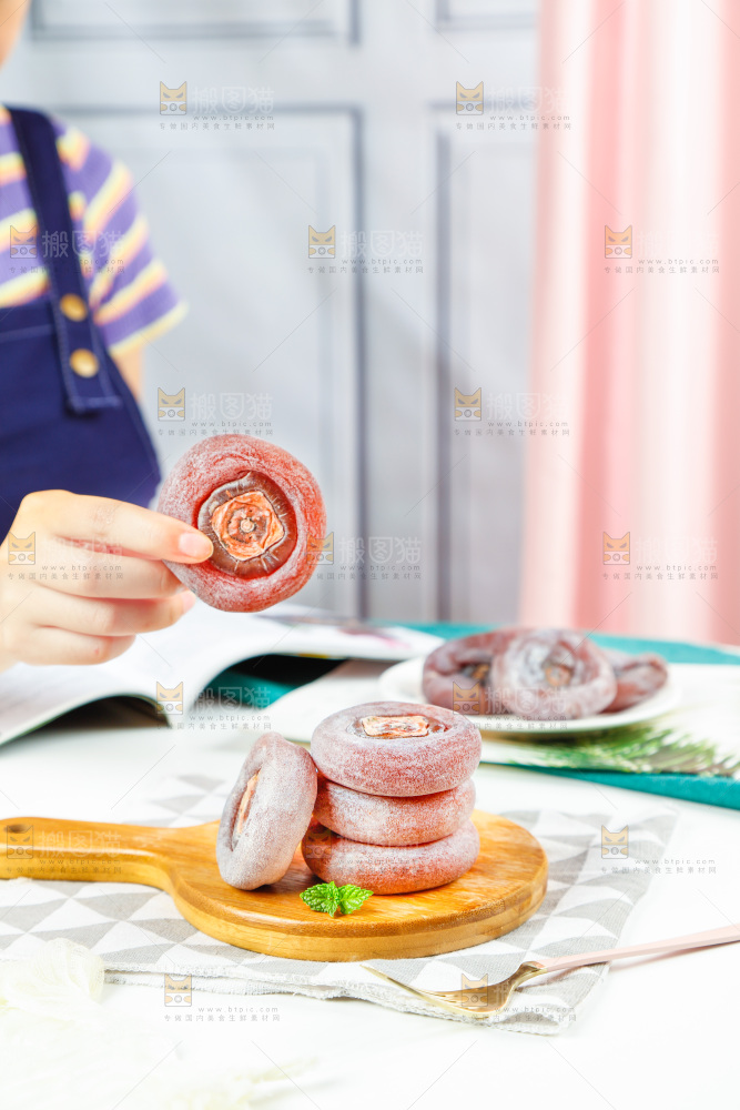 手里拿着流心柿饼