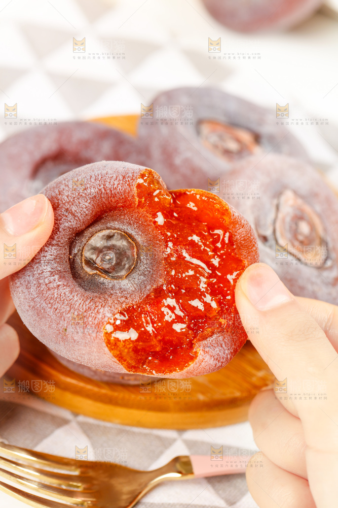 手里拿着流心柿饼