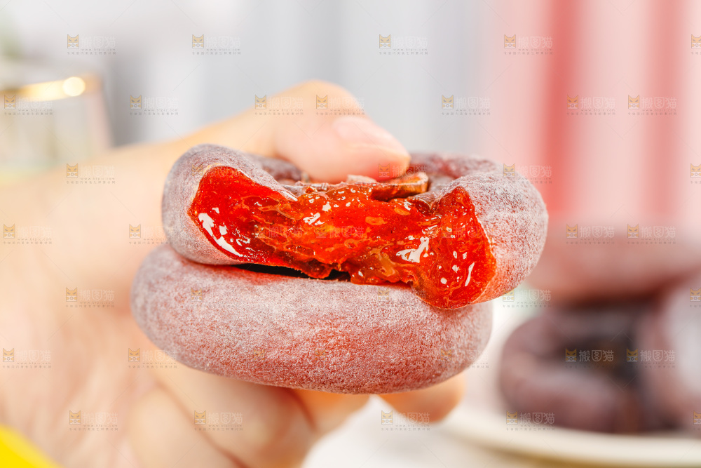 手里拿着流心柿饼