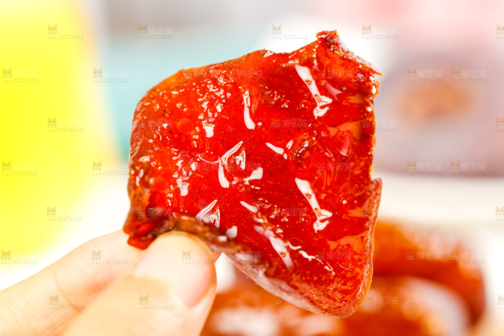 手里拿着流心柿饼
