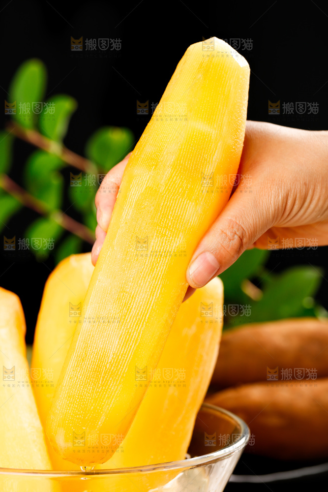 手里拿着黄心雪莲果