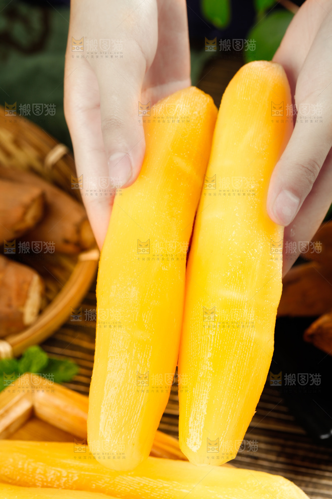 手里拿着黄心雪莲果