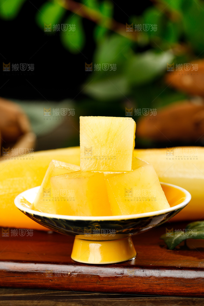 木底上的一盘黄心雪莲果