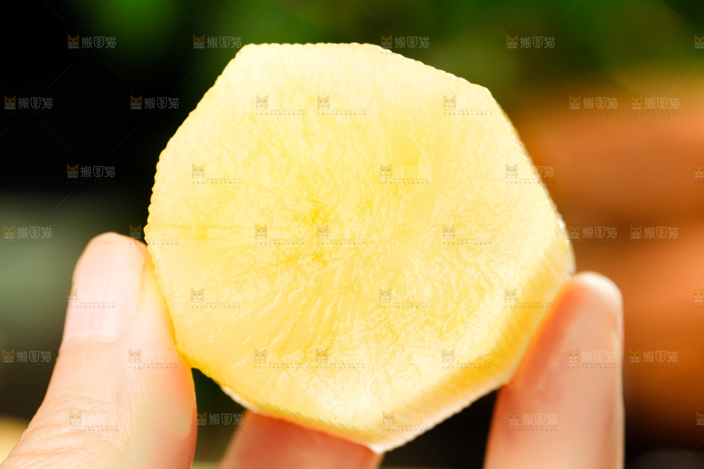 手里拿着黄心雪莲果