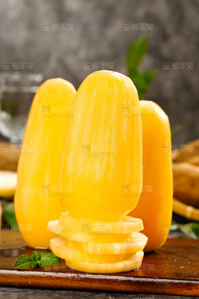 木底上放着的黄心雪莲果
