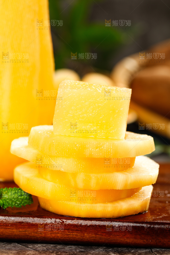 木底上放着的黄心雪莲果