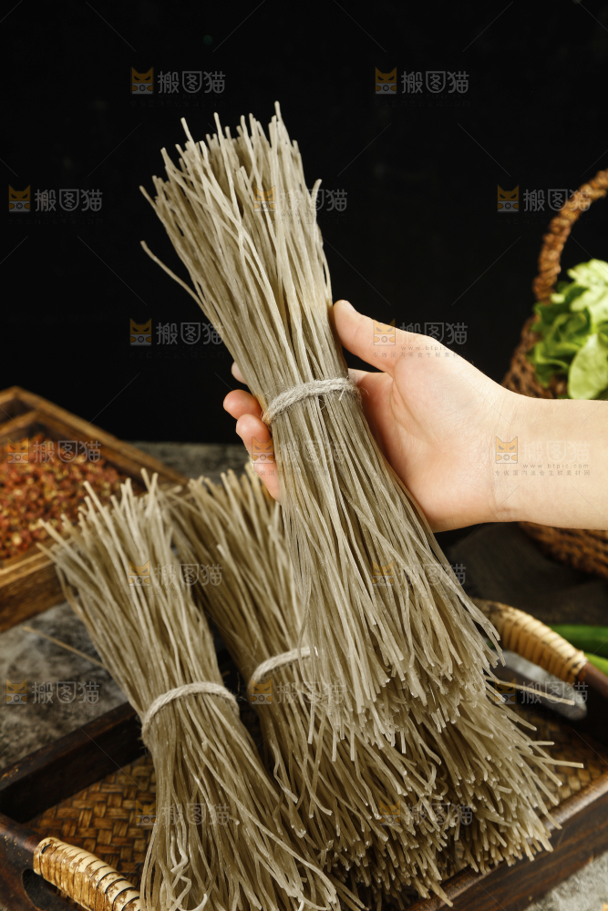 手里拿着红薯粉条