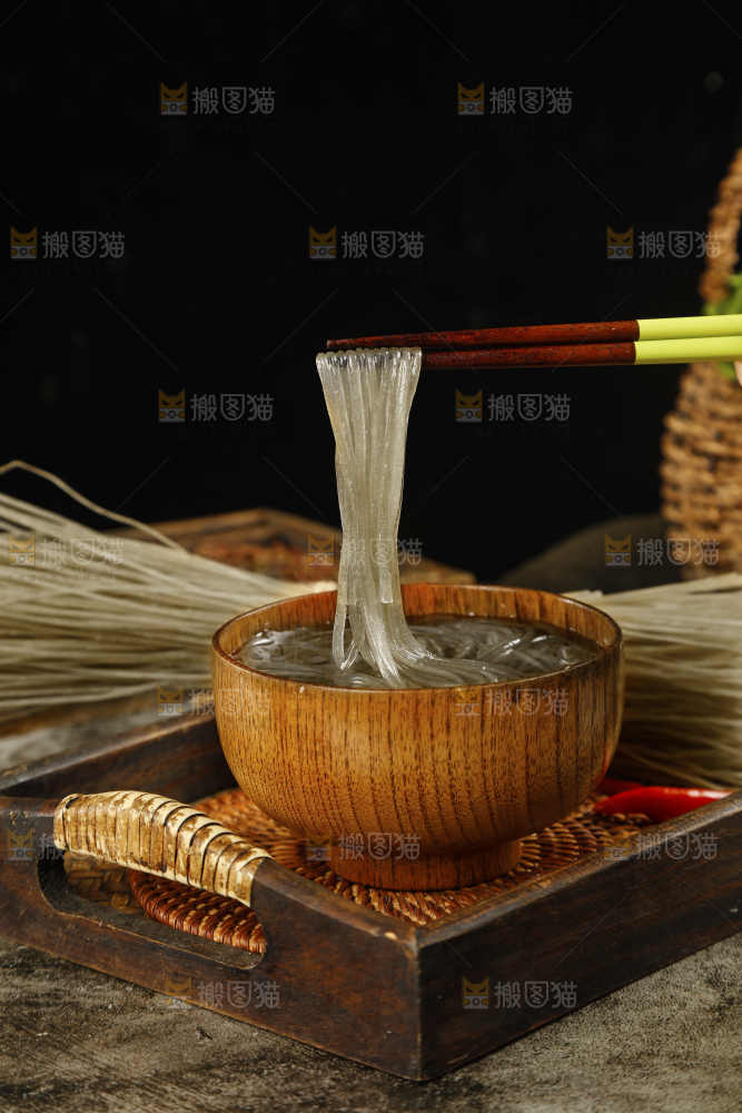 筷子上夹着红薯粉