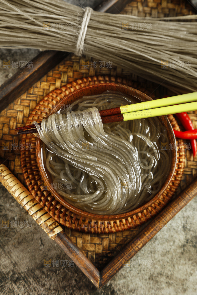 筷子上夹着红薯粉