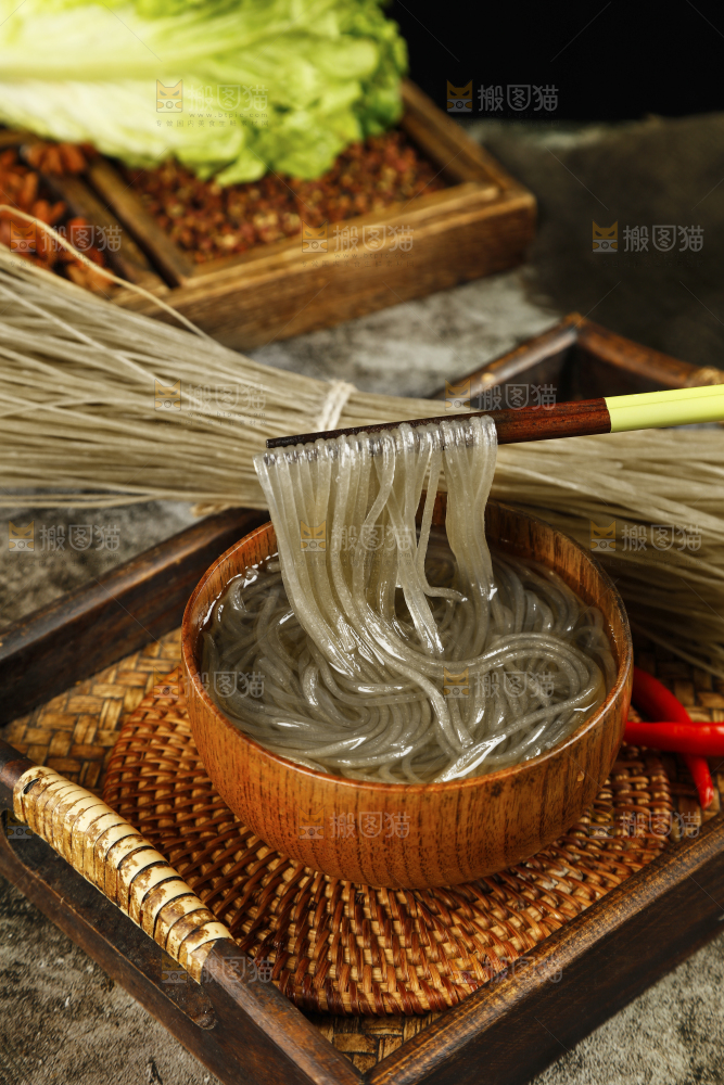 筷子上夹着红薯粉