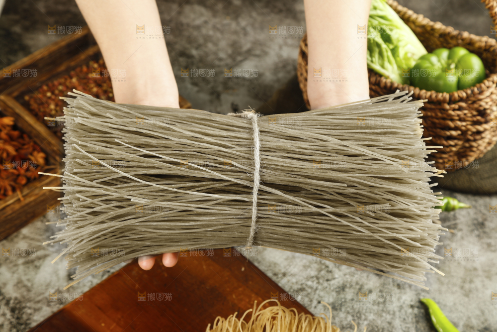 手里拿着一捆红薯粉条
