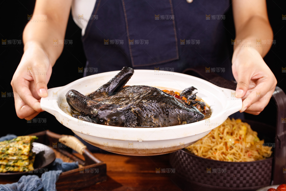 手里端着一锅茶树菇乌鸡汤