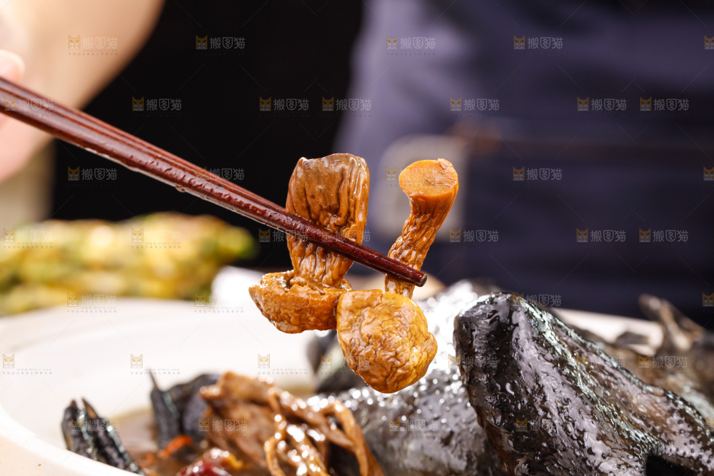 筷子上夹着姬松茸