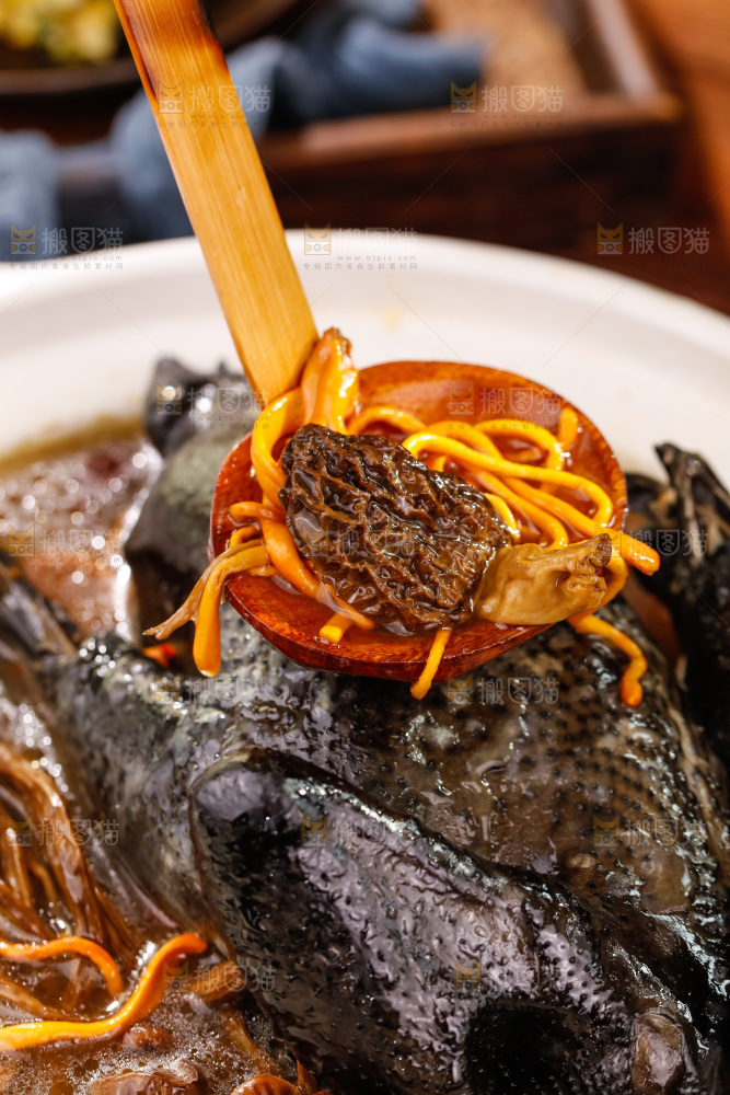 勺子上舀菌菇鸡汤