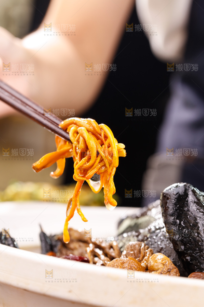 筷子上夹着虫草花