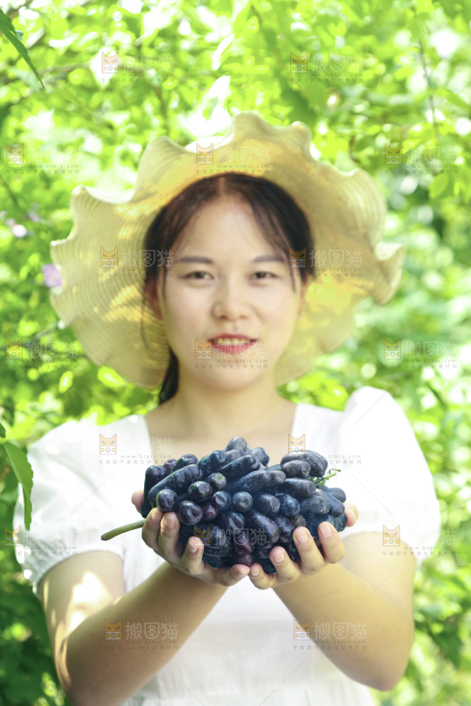 女孩手里拿着美人指葡萄