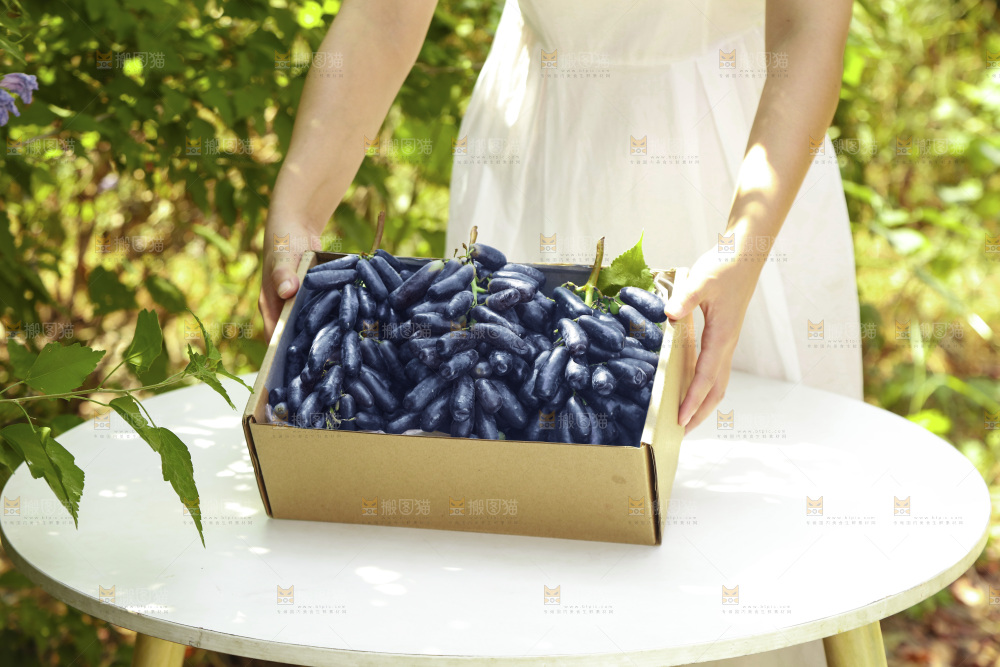 桌子上的一盒蓝宝石葡萄