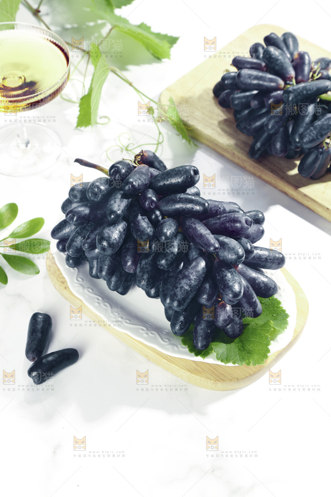 盘子里的蓝宝石葡萄