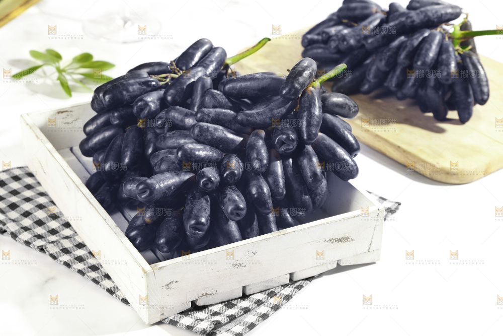 盘子里的蓝宝石葡萄