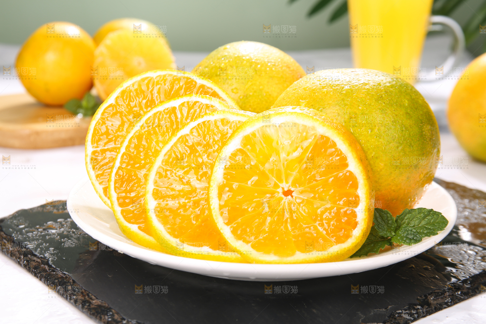 盘子里切片的果冻橙