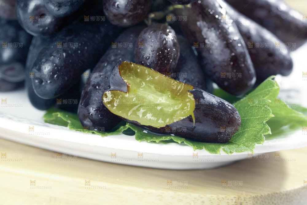 盘子里的蓝宝石葡萄