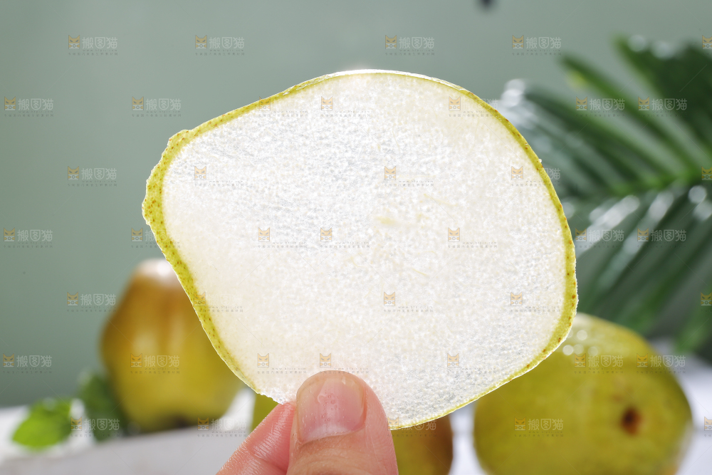 手里拿着香酥梨薄片