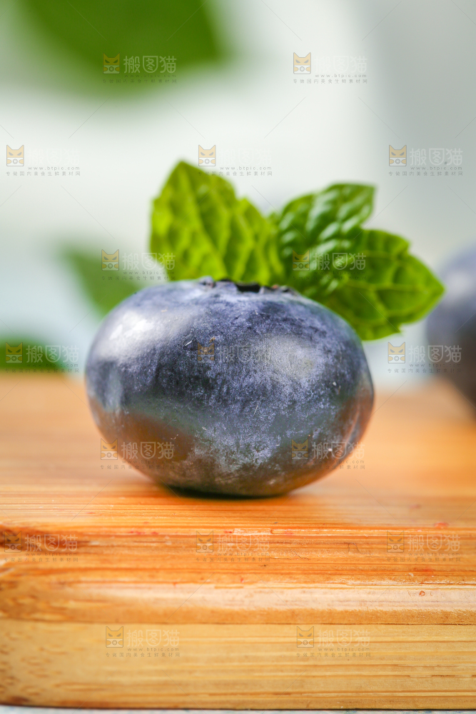 木板上放着的大蓝莓