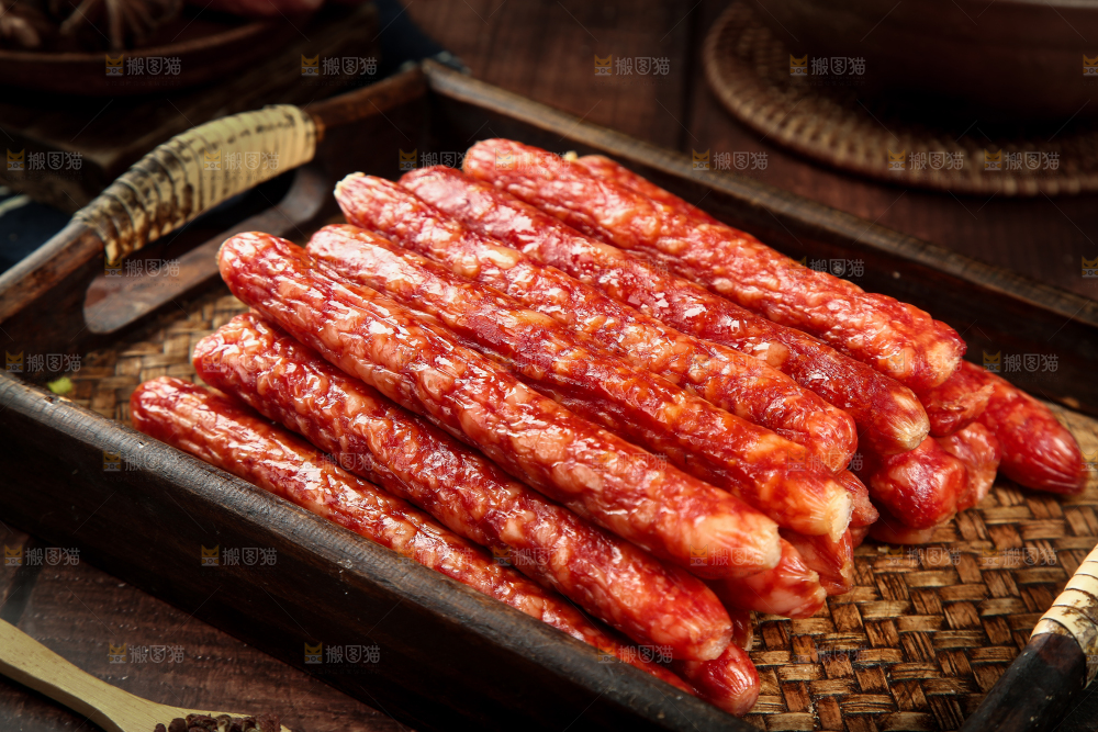 木盘里的广味腊肠