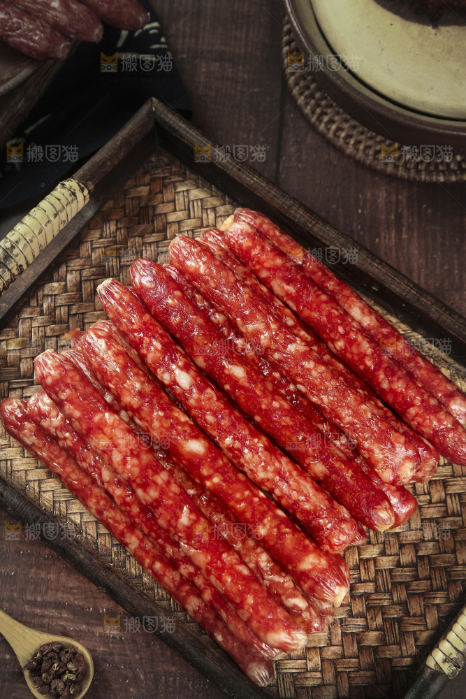 木盘里的广味腊肠