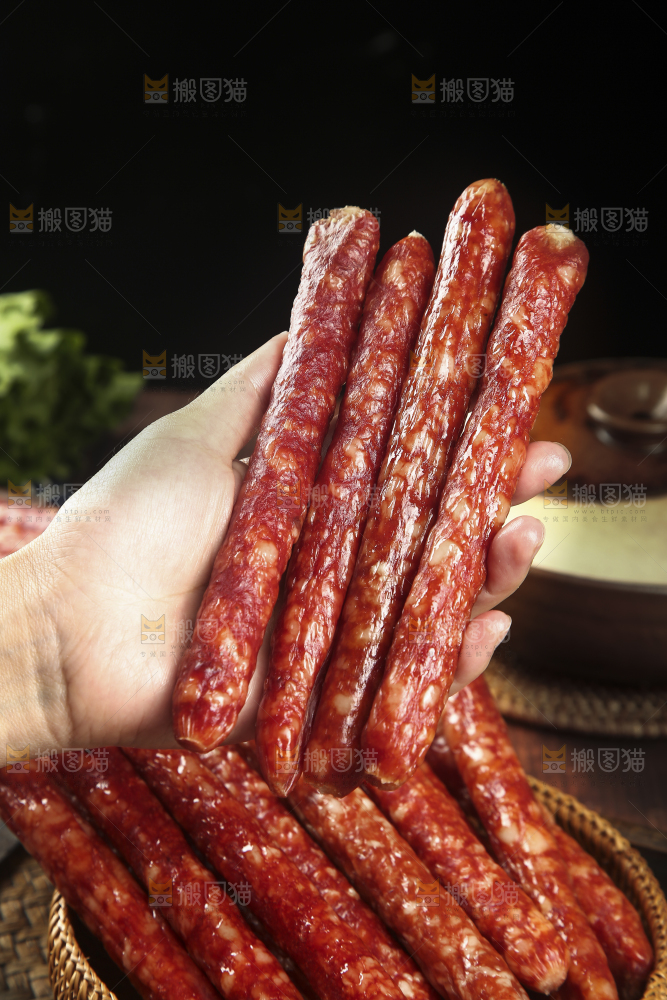 手里拿着广味腊肠