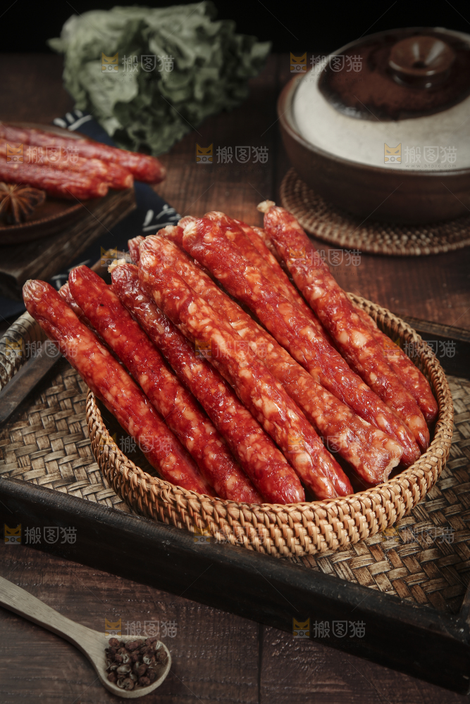深底上的一篮腊肠