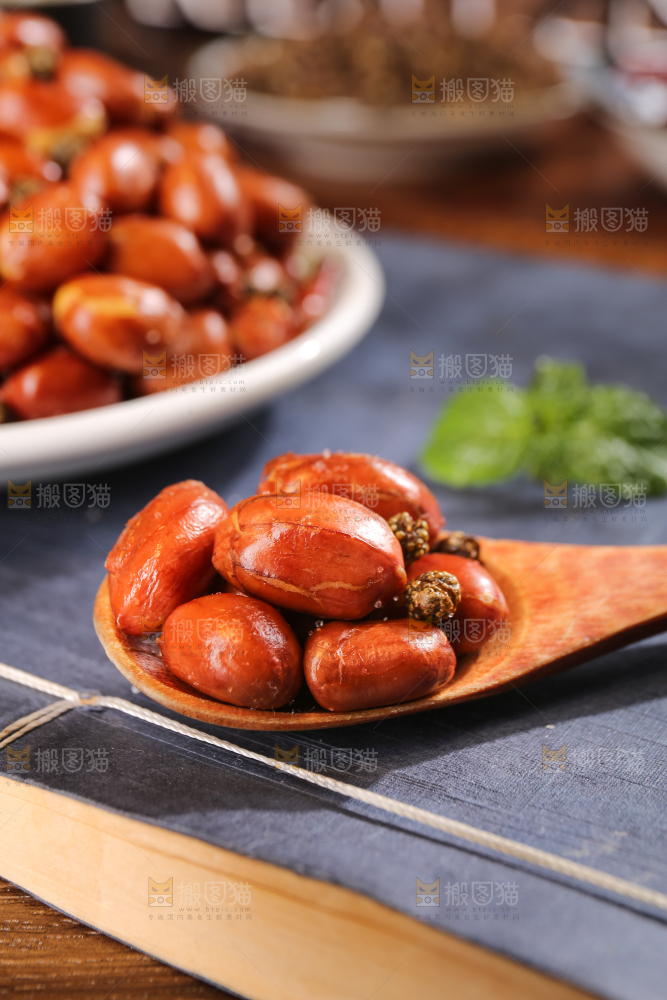 勺子上的油炸花生