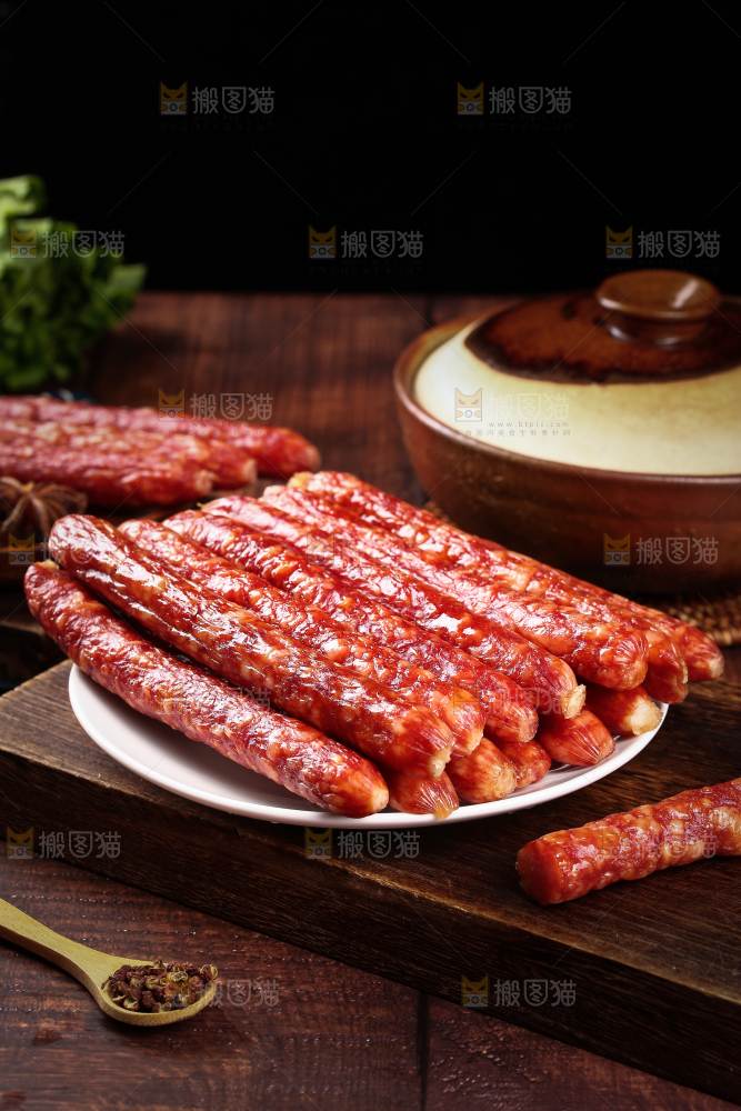 盘子里堆放着广式腊肠