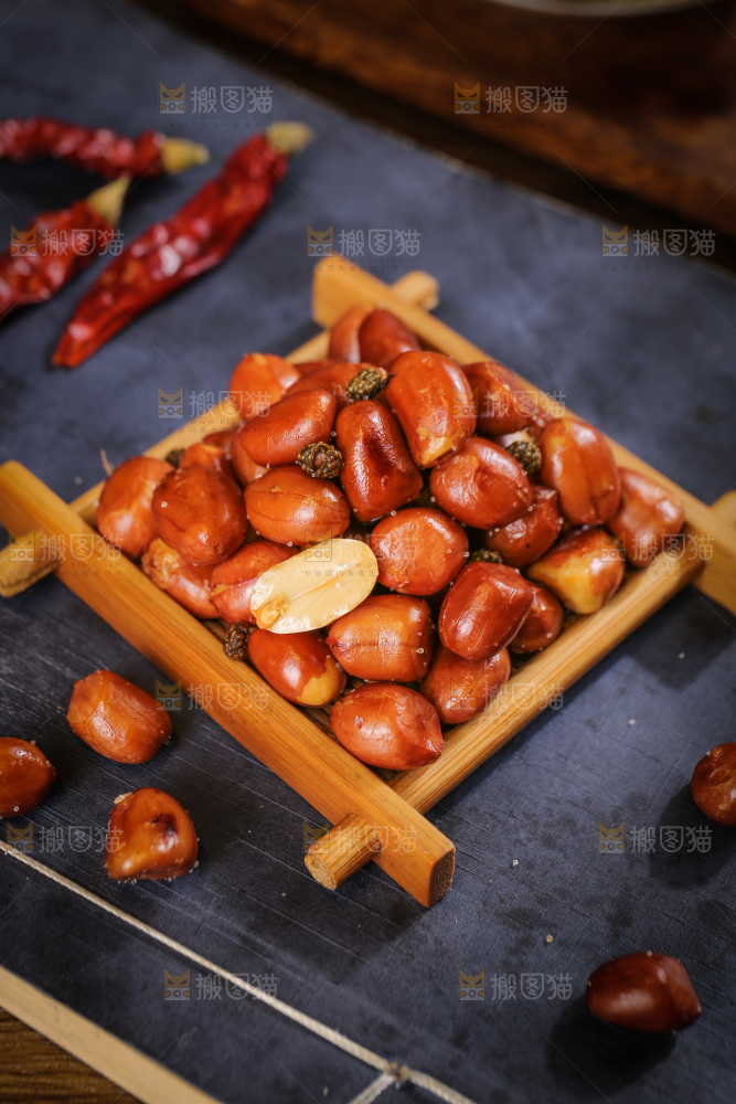 木盘里的香辣花生米