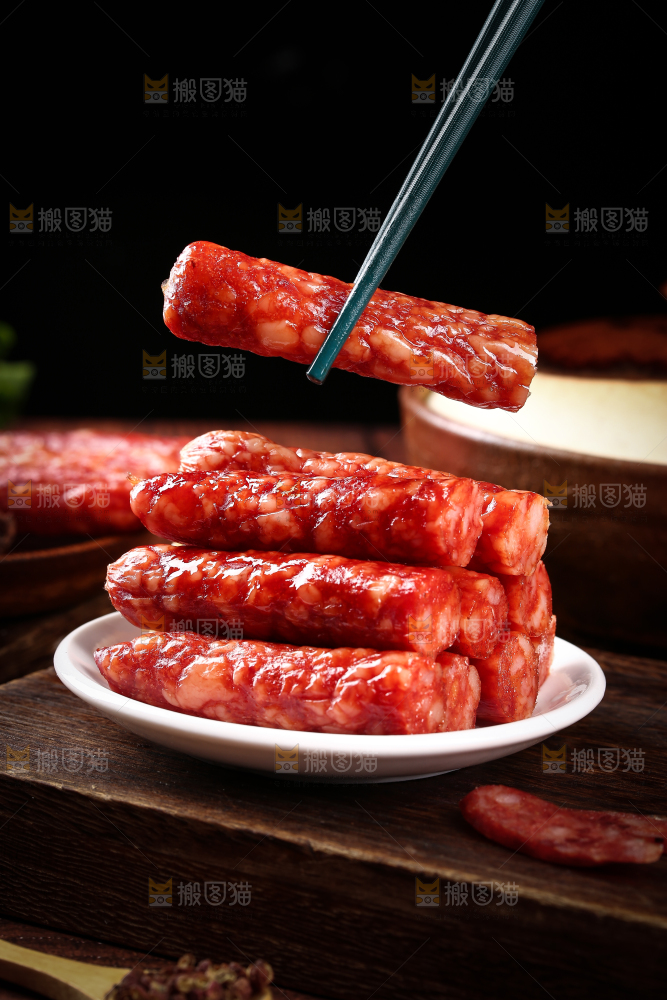 筷子上夹着广味腊肠