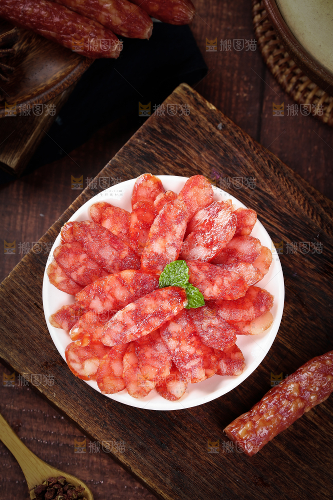 木底上的一盘广味腊肠